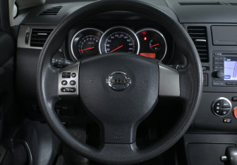 Подержанный автомобиль Nissan Tiida Hatchback 2010 года (10 фото)