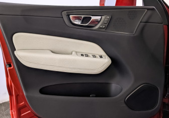 Подержанный автомобиль Volvo XC60 2019 года (19 фото)