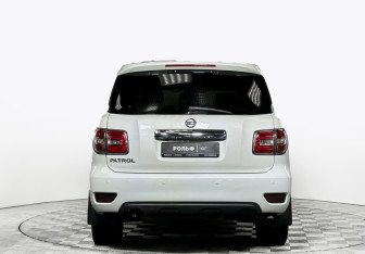 Подержанный автомобиль Nissan Patrol 2014 года (6 фото)