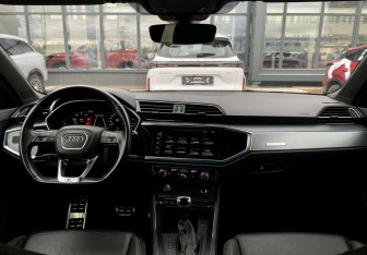 Подержанный автомобиль Audi Q3 2020 года (12 фото)