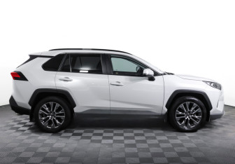 Подержанный автомобиль Toyota RAV4 2021 года (4 фото)