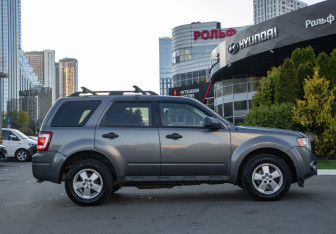 Подержанный автомобиль Ford Escape 2010 года (3 фото)