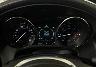 Подержанный автомобиль Jaguar XF Sedan 2019 года (11 фото)