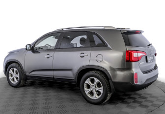 Подержанный автомобиль Kia Sorento 2015 года (7 фото)