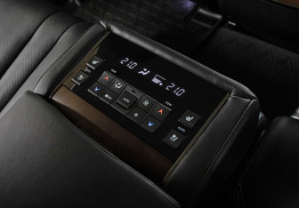 Подержанный автомобиль Lexus LX 2017 года (20 фото)