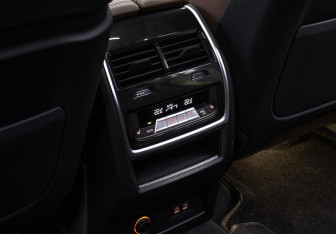 Подержанный автомобиль BMW X7 2021 года (26 фото)