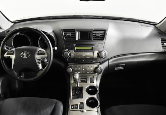 Подержанный автомобиль Toyota Highlander 2012 года (11 фото)