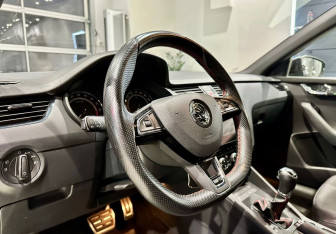 Подержанный автомобиль Skoda Octavia RS Wagon 2019 года (11 фото)