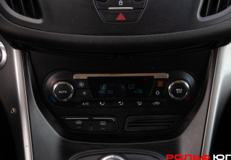 Подержанный автомобиль Ford Kuga 2014 года (18 фото)