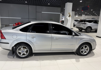 Подержанный автомобиль Ford Focus Sedan 2006 года (5 фото)