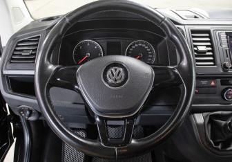 Подержанный автомобиль Volkswagen Caravelle 2017 года (17 фото)