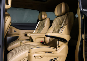 Подержанный автомобиль Voyah Dream 2023 года (14 фото)