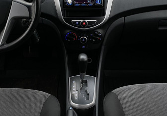 Подержанный автомобиль Hyundai Solaris Hatchback 2011 года (13 фото)