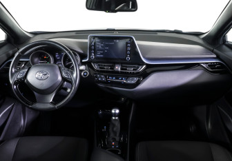 Подержанный автомобиль Toyota C-HR 2019 года (12 фото)