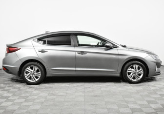 Подержанный автомобиль Hyundai Elantra Sedan 2019 года (4 фото)