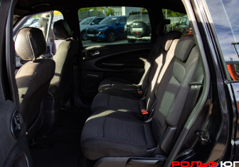 Подержанный автомобиль Ford S-MAX 2006 года (8 фото)