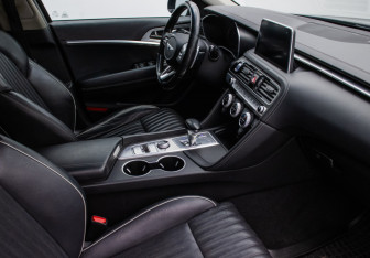 Подержанный автомобиль Genesis G70 2018 года (9 фото)