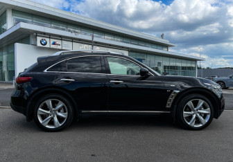 Подержанный автомобиль Infiniti QX70 2017 года (4 фото)