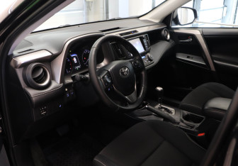 Подержанный автомобиль Toyota RAV4 2018 года (7 фото)