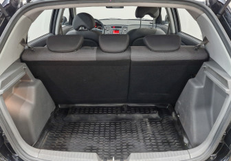 Подержанный автомобиль Kia Rio Hatchback 2011 года (10 фото)