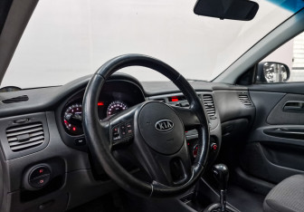 Подержанный автомобиль Kia Rio Hatchback 2011 года (15 фото)
