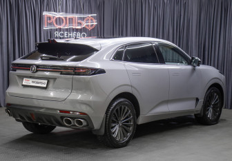 Подержанный автомобиль Changan UNI-K 2023 года (5 фото)