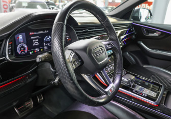 Подержанный автомобиль Audi Q8 2019 года (17 фото)