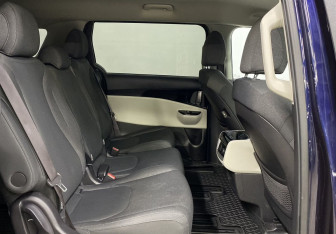 Подержанный автомобиль Kia Carnival 2021 года (27 фото)