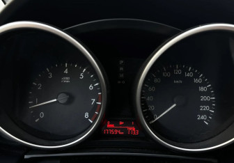 Подержанный автомобиль Mazda 5 2011 года (13 фото)