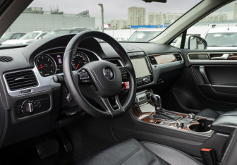 Подержанный автомобиль Volkswagen Touareg 2012 года (11 фото)