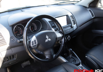 Подержанный автомобиль Mitsubishi Outlander 2011 года (12 фото)