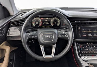 Подержанный автомобиль Audi Q8 2019 года (23 фото)