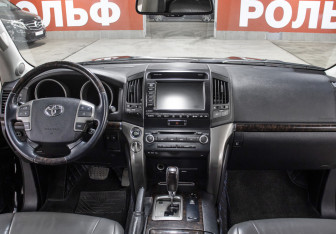 Подержанный автомобиль Toyota Land Cruiser Suv 2008 года (14 фото)
