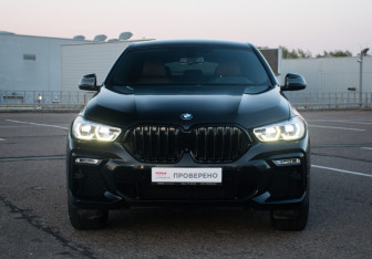 Подержанный автомобиль BMW X6 2020 года (2 фото)