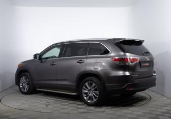 Подержанный автомобиль Toyota Highlander 2014 года (7 фото)