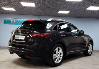 Подержанный автомобиль Infiniti QX70 2015 года (5 фото)
