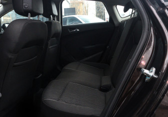 Подержанный автомобиль Opel Astra Sedan 2014 года (10 фото)