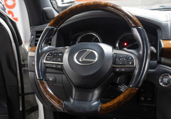 Подержанный автомобиль Lexus LX 2016 года (17 фото)