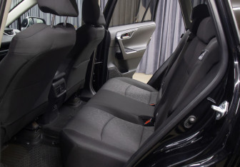 Подержанный автомобиль Toyota RAV4 2021 года (10 фото)