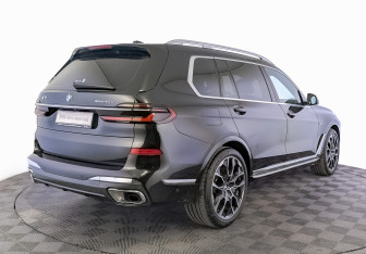 Подержанный автомобиль BMW X7 2025 года (5 фото)