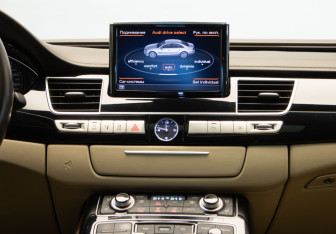 Подержанный автомобиль Audi A8 2016 года (18 фото)