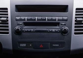 Подержанный автомобиль Peugeot 4007 2011 года (14 фото)