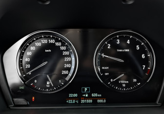 Подержанный автомобиль BMW X1 2018 года (16 фото)