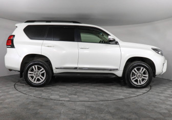 Подержанный автомобиль Toyota Land Cruiser Prado 2021 года (4 фото)