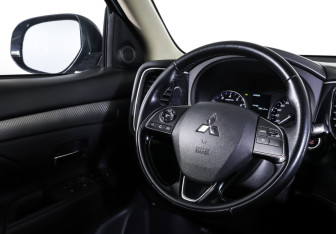 Подержанный автомобиль Mitsubishi Outlander 2015 года (13 фото)