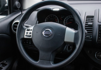 Подержанный автомобиль Nissan Note 2013 года (15 фото)