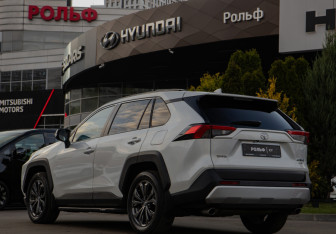 Подержанный автомобиль Toyota RAV4 2025 года (5 фото)