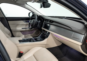 Подержанный автомобиль Jaguar XF Sedan 2019 года (11 фото)