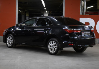 Подержанный автомобиль Toyota Corolla Sedan 2017 года (7 фото)