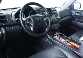 Подержанный автомобиль Toyota Highlander 2013 года (10 фото)